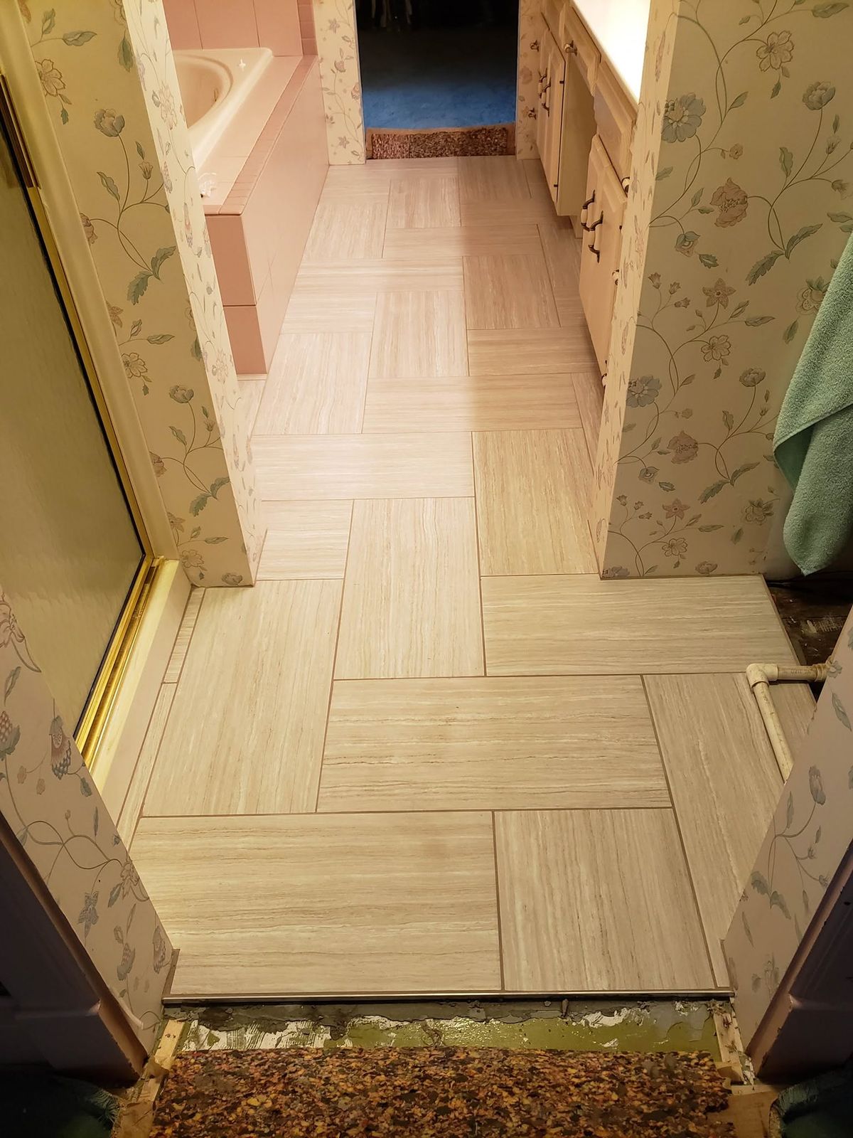 Wood-look plank tile bath