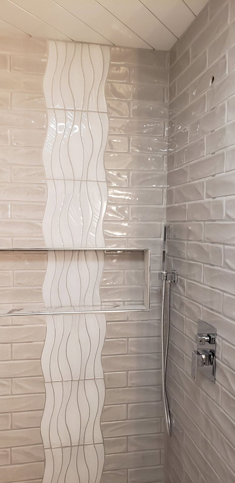 Wave-tile shower with niche
